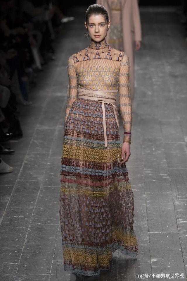 valentino绣有珠宝和水晶的裸色纱裙变幻多端,通透得娇而不媚