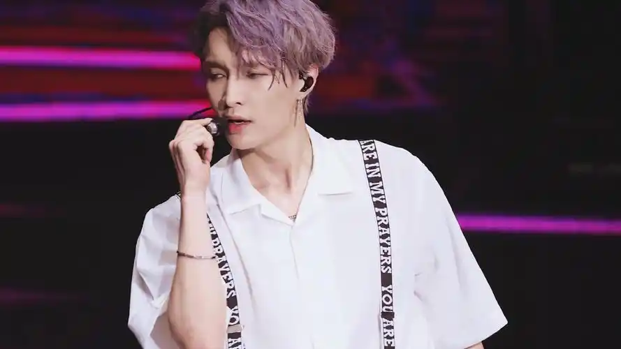 电脑壁纸 明星 大陆明星 张艺兴时尚成熟帅气魅力干净迷人写真