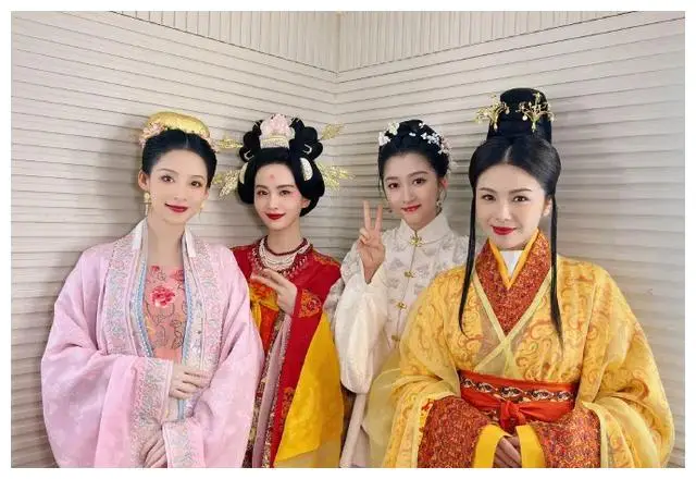 古装四美穿越春晚,华服展古典韵味,尽显优雅风华._传统_文化_时尚