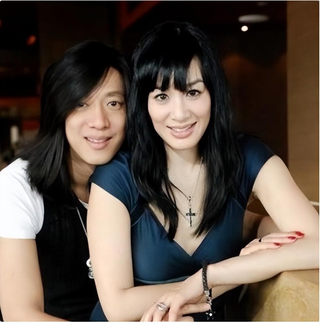 回顾不顾家人反对带仨女儿嫁小12岁丈夫的钟丽缇如今还好吗