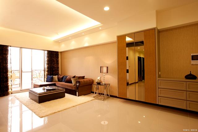 它不仅可以遮挡掉天花板上的各种管线和构造,还能够为室内空间增添美