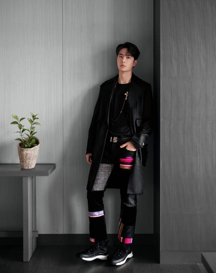 王一博出席chanel东京大秀的造型项链腰带腕表运动鞋