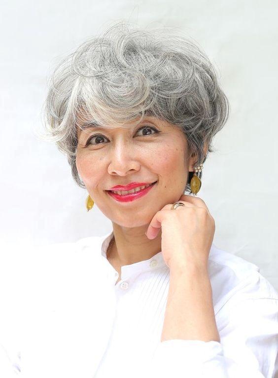 60到80岁的女性,头发花白发型这样剪,利落时尚显气质