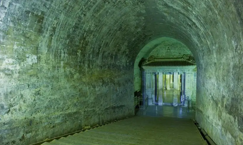 乾隆皇帝的陵墓:被誉清陵之冠,曾经珍宝无数,如今只剩下破棺椁_地宫