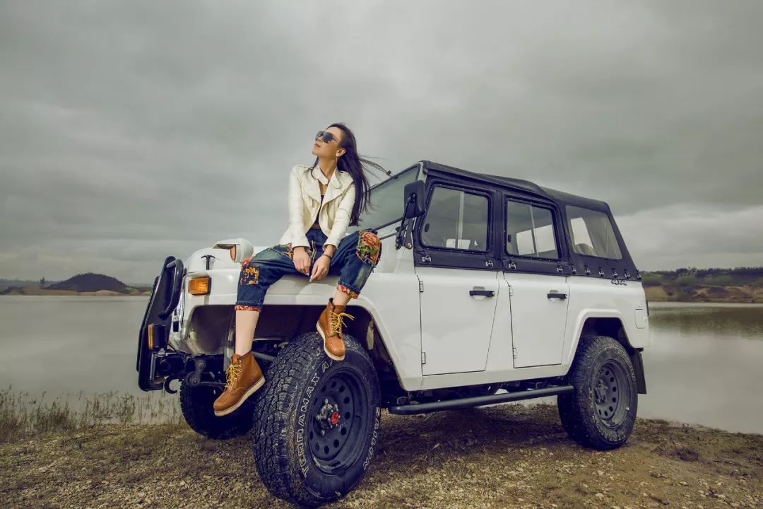 她们喜欢用越野车的强壮,来掩饰自己的柔弱,当然开越野车的女人,也是