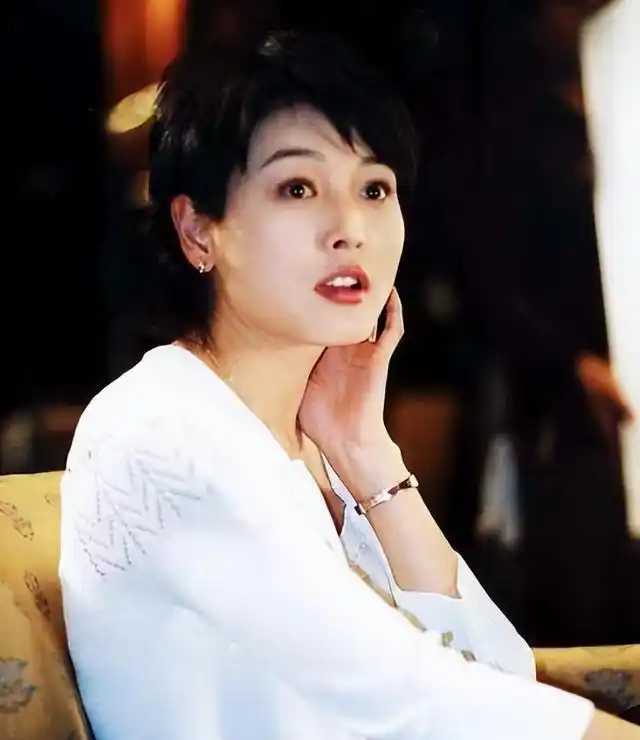 演员张延父亲早逝嫁大5岁香港丈夫生一女和丈夫拥有两个家