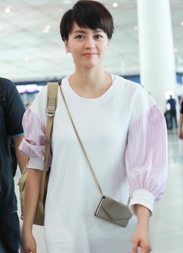 梁咏琪机场穿搭真漂亮!短发搭配泡泡袖连衣裙,简约高级又时髦