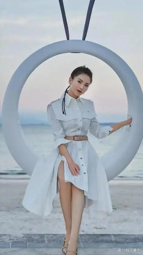 刘涛晒多张健身照穿背心配鲨鱼裤秀马甲线素颜出镜也好看