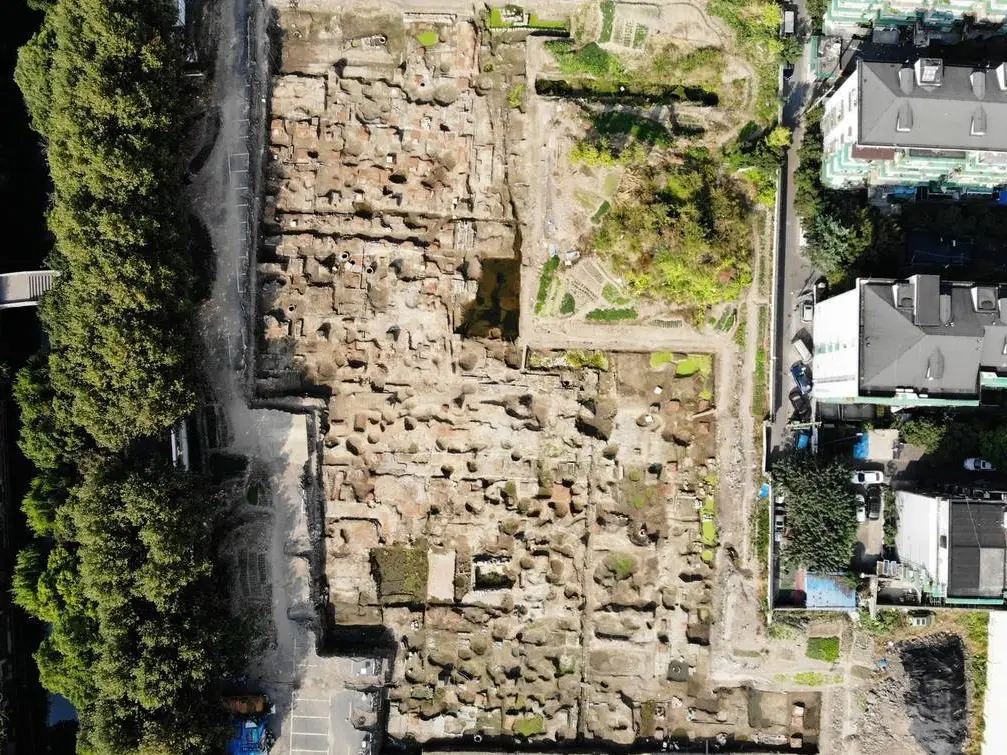 1/ 12 南宋皇宫"德寿宫"遗址约6000平方米,位于杭州城南.