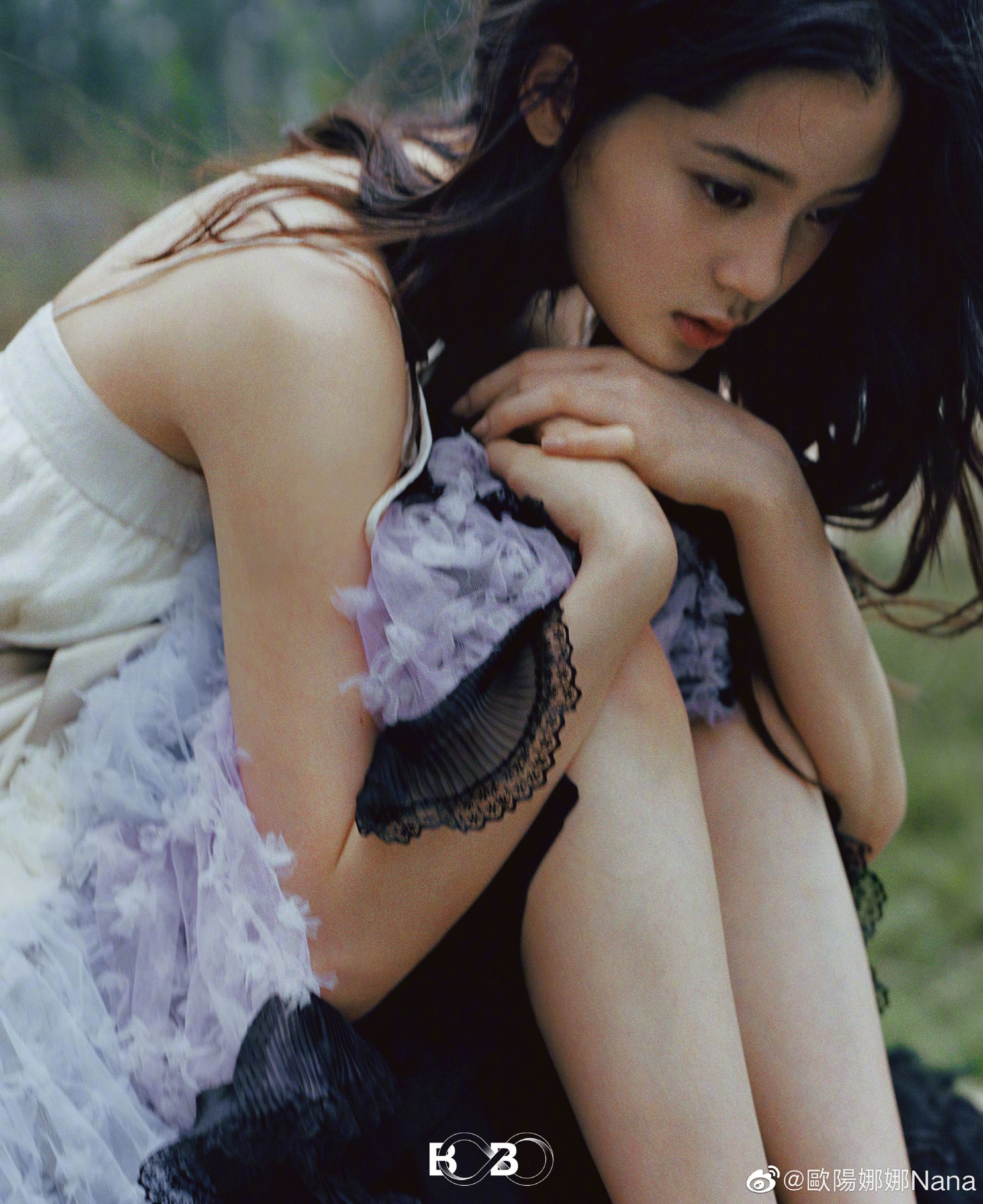 欧阳娜娜最新白裙造型 置身森林优雅神秘