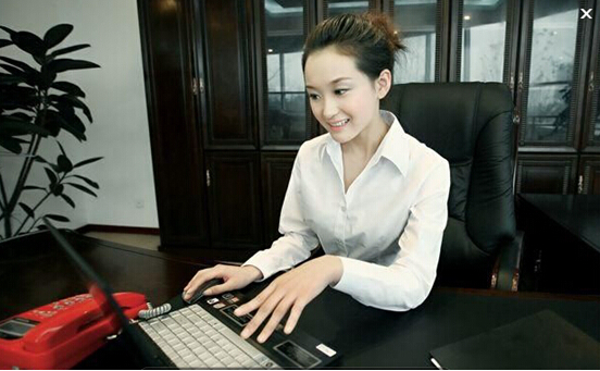 霸气女老板4s店买宝马搬五个箱子,店员看到箱子里的东西都傻眼了