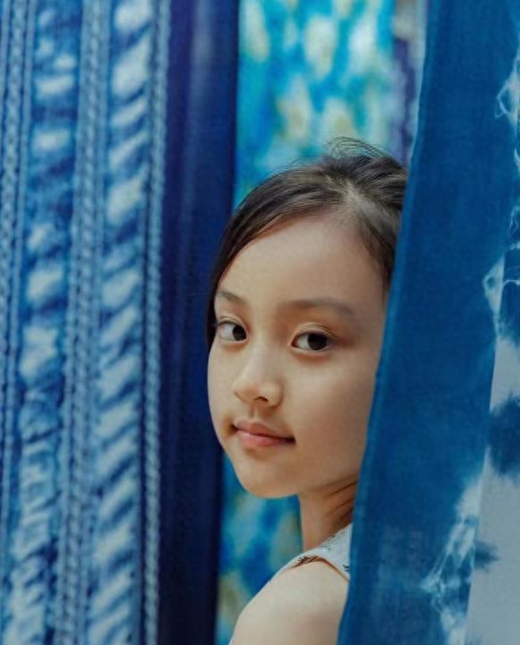 而且在该网友为其拍摄的照片中,甜馨的镜头展现力非常的好,每一帧画面