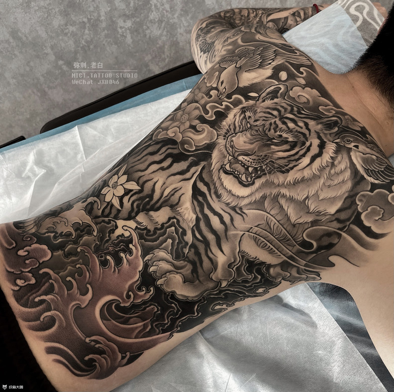 恶虎满背_背部新传统纹身图案大全 - 纹身大咖
