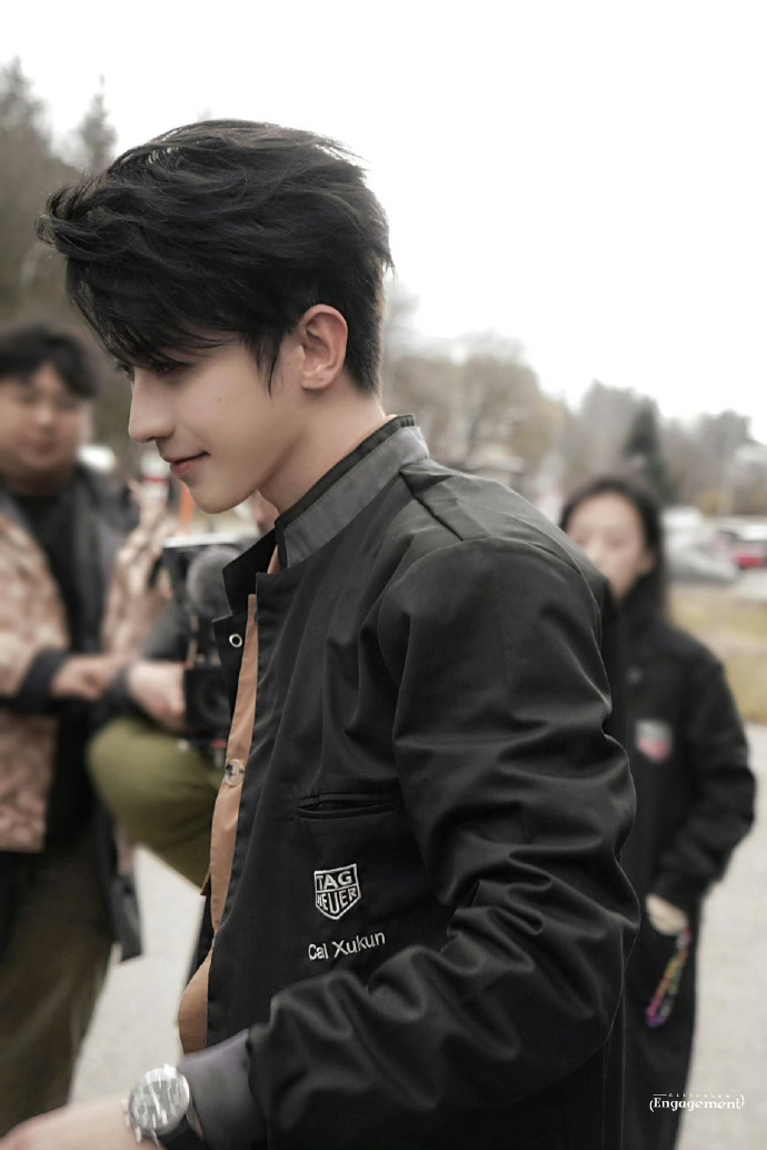 古希腊掌管脸蛋的神05  去年今日 生图侧颜鲨我    #蔡徐坤#/ride