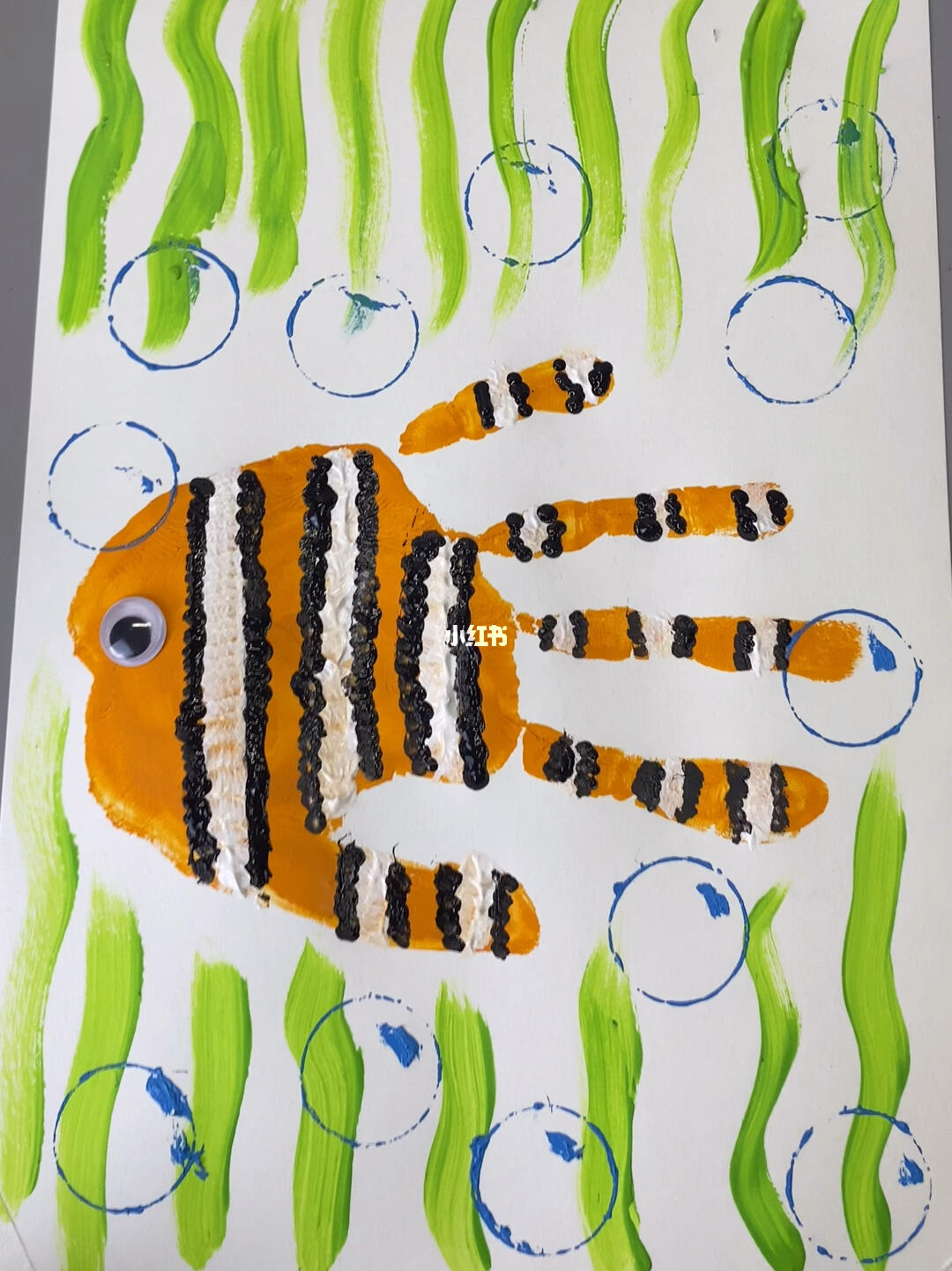 用手掌画一条小丑鱼好玩