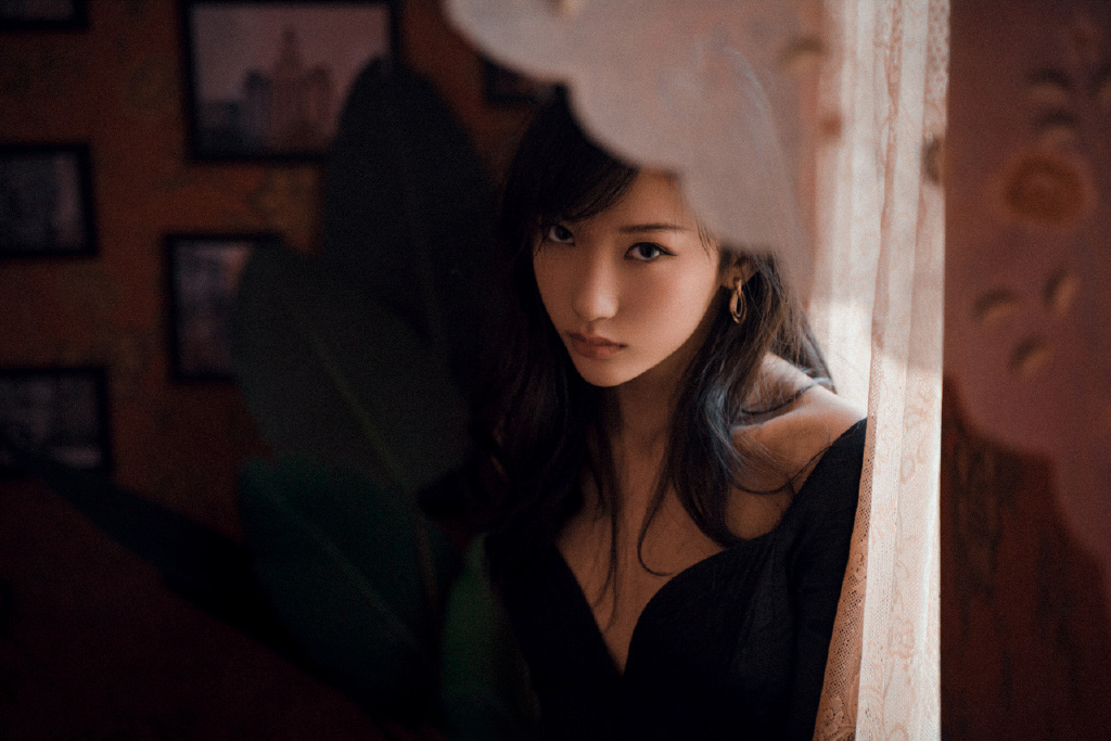 极品美女深v低胸冷艳性感写真图片