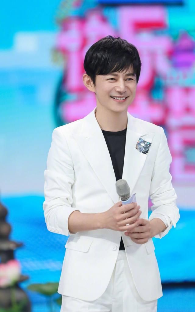 《快乐大本营》主持人,每次看到何炅老师开怀大笑,都太治愈了