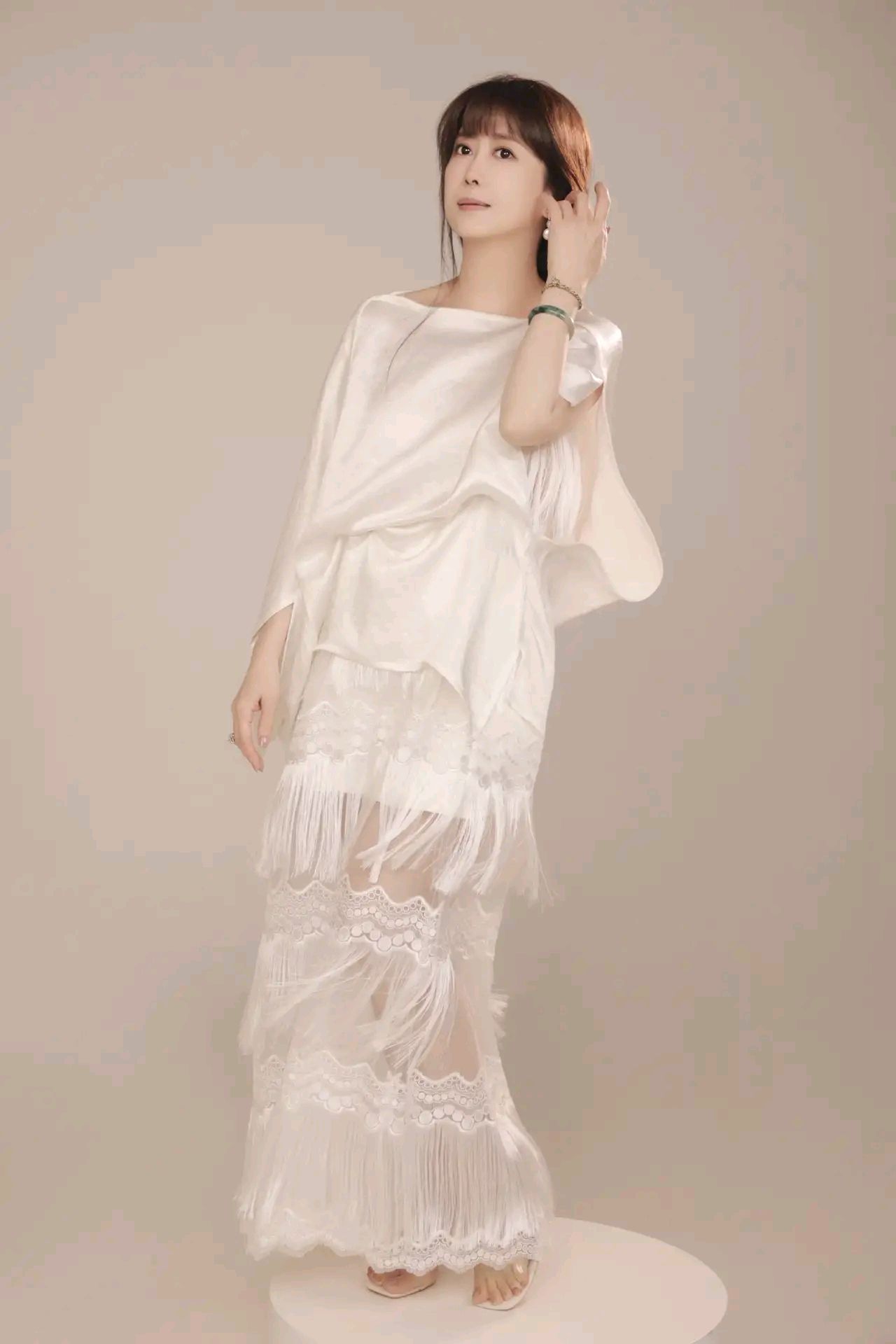 53岁的孟庭苇保养得真好,一袭白色绸缎连衣裙尽显温柔优雅,看起来仙气