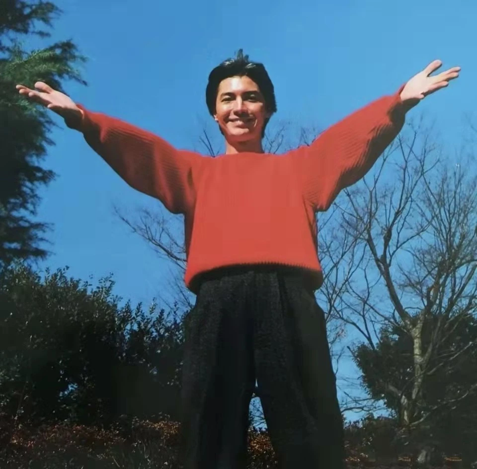 尊龙年轻时真绝,穿西服叠穿马甲英俊帅气,梳大背头显得骨相真美_腾讯