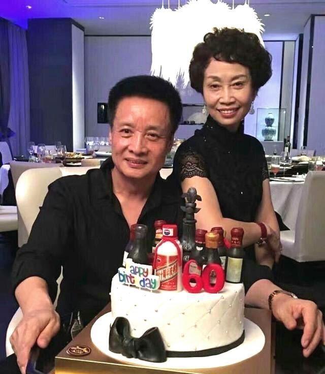 61岁阎维文:与癌症妻子恩爱35年!女儿拒绝国外高薪,女婿背景强大!