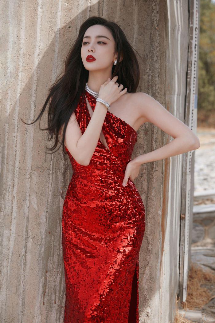 古力娜扎一袭红裙太明艳!雪肤玉貌魔鬼身材性感撩人_双手_红色_手臂
