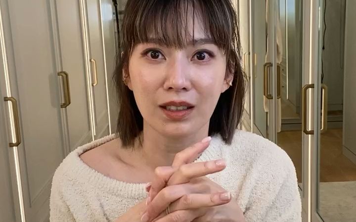 melody 刘恭显女士边喝酒边为自己代言的保养品牌带货(没有太多磨皮