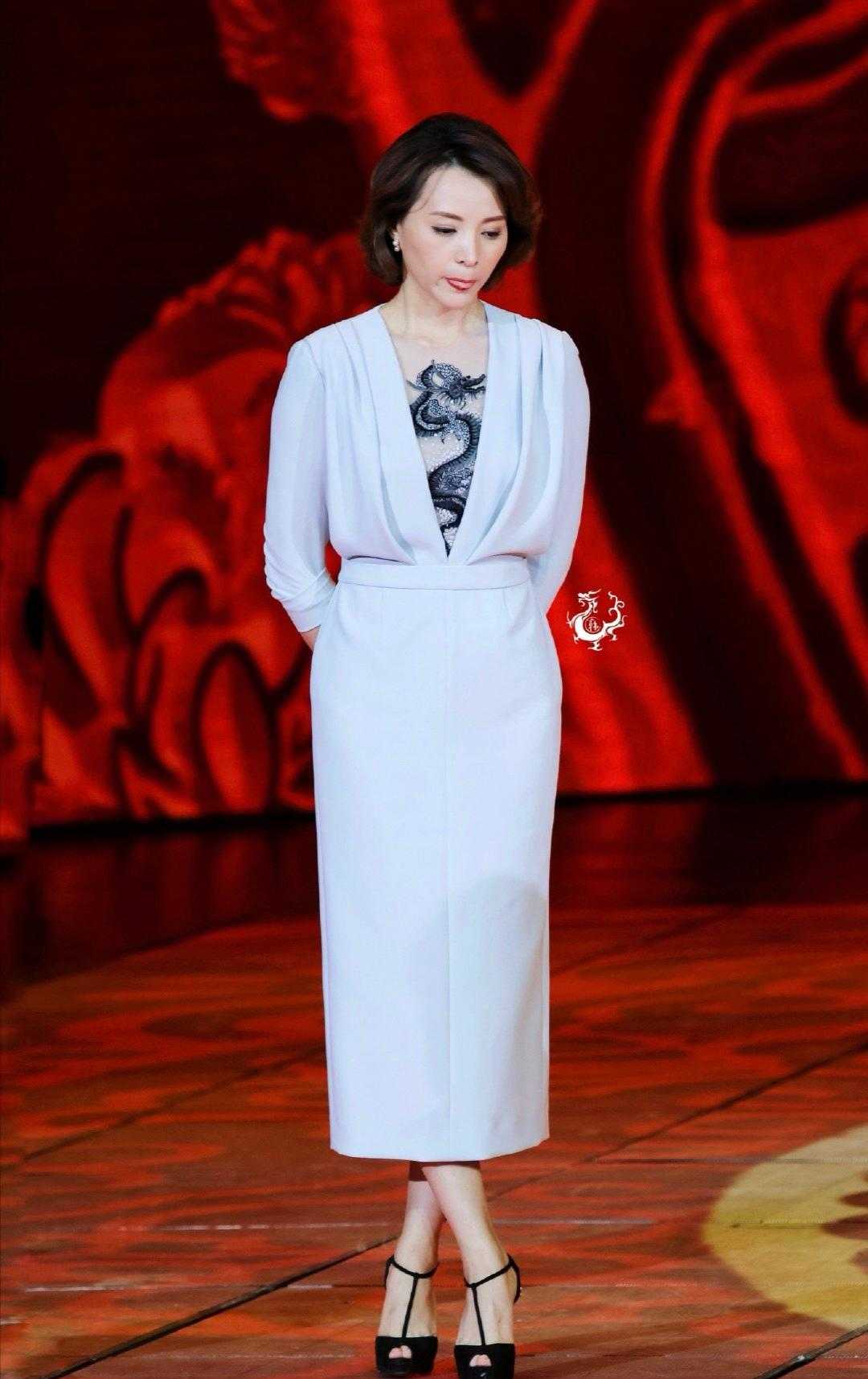 原创董卿优雅感无敌了穿蓝色连衣裙配波波头真是中年女性穿搭典范