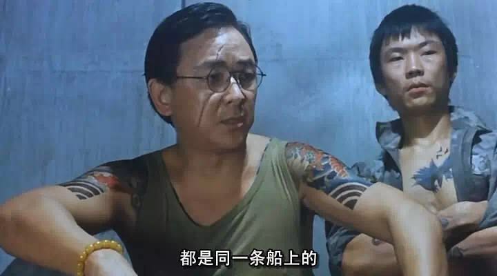 江湖往事成龙惹怒罗维被黑社会围攻王羽大哥仗义出手肝胆相救