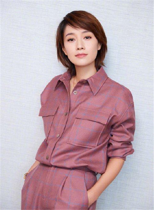 马伊琍穿搭也翻车,衬衫搭烟管裤随意又显矮胖,44岁状态很真实