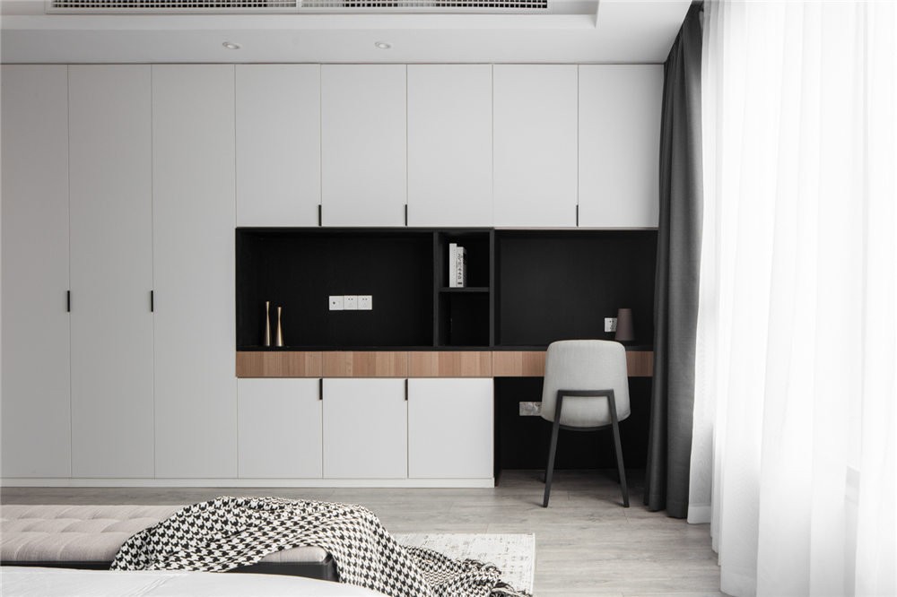 把空间中最大的白留给衣柜, 创造出大尺度且统一的立面, 让视线沿着同