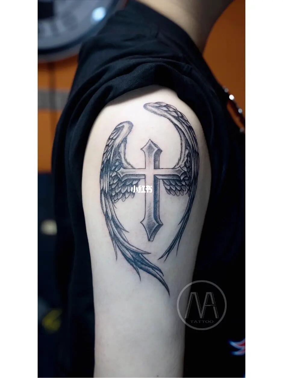 大臂纹身翅膀十字架