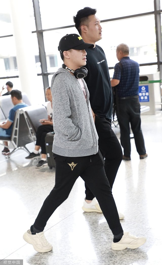"赌王之子"何猷君穿运动装搭机 身材挺拔戴帽子动作帅气_新浪图片