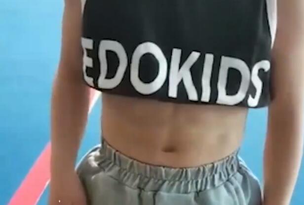 677岁女孩拥有腹肌是怎么回事7岁女孩为什么能拥有腹肌