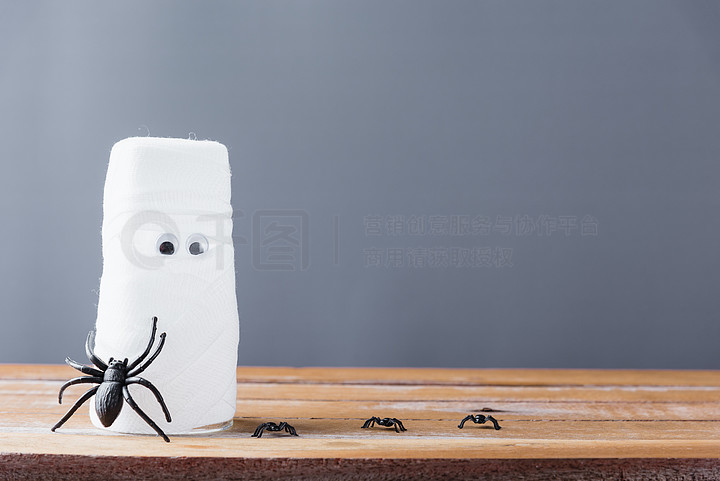 有趣的工艺品万圣节日装饰派对,特写木乃伊来自水玻璃和蜘蛛,用绷带