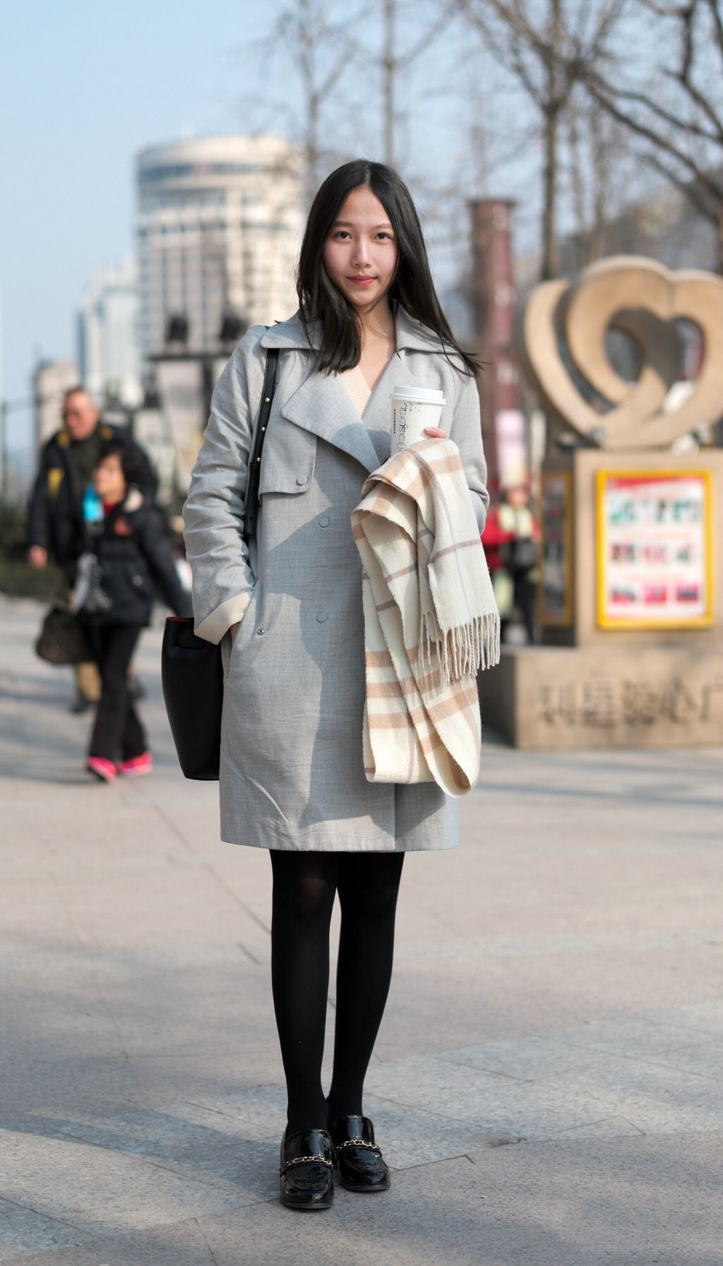 街拍:这个小姐姐打扮的真是可爱,就像是动漫里的高中生一样,年轻又有