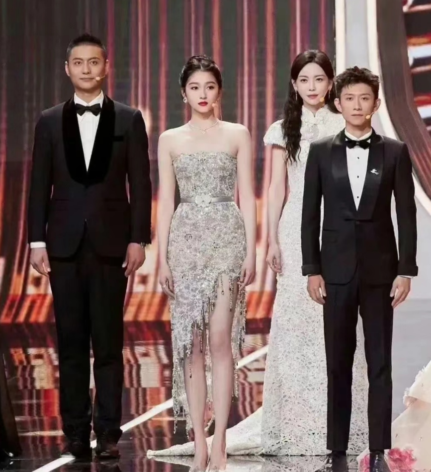 张一山这身高,站在关晓彤旁边就跟个小弟一样