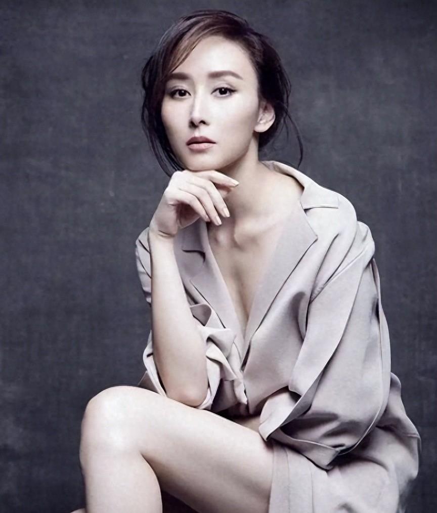 身材真是有"料"啊! 45岁的胡静真是太美了,女人味十足!