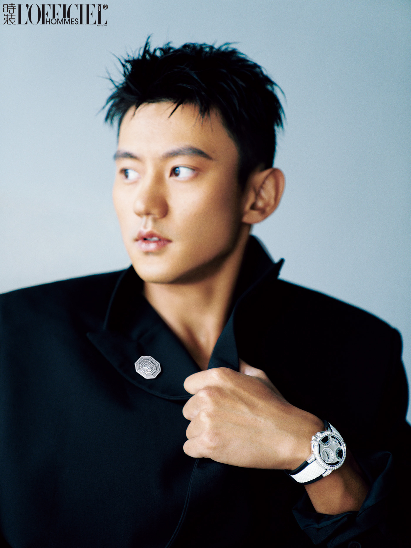 男明星夏天穿衣打扮图片(30岁宁泽涛首登《时装男士》封面,赤膊上阵大