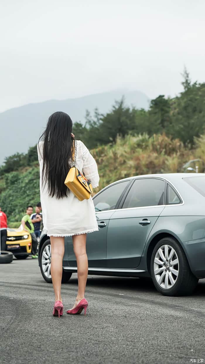 被我捕捉到一张销魂背影.