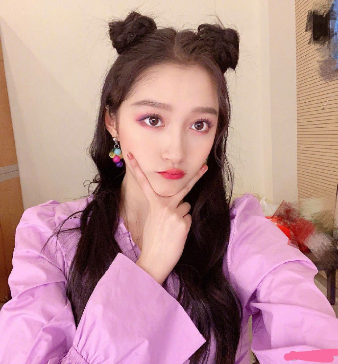 关晓彤16岁被谁买了大佬