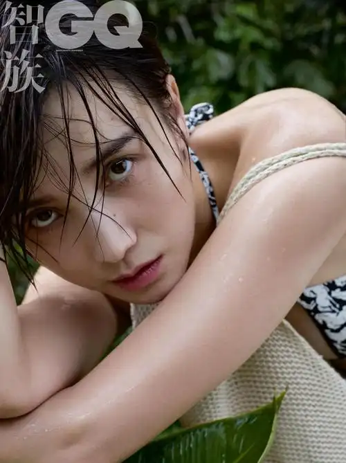 宋佳立于茂密丛林完美演绎原始诱惑写真