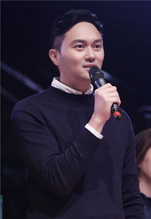 却在二十多年前凭借漂亮外形被鬼才星探发掘;他不是香港最好的男歌手