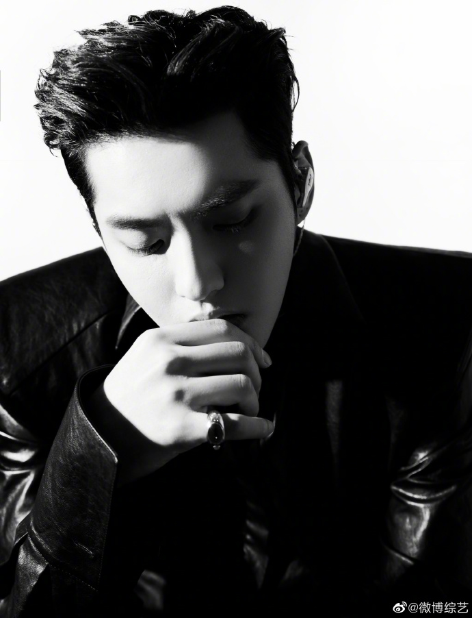 吴亦凡黑色连体皮衣##春晚节目单