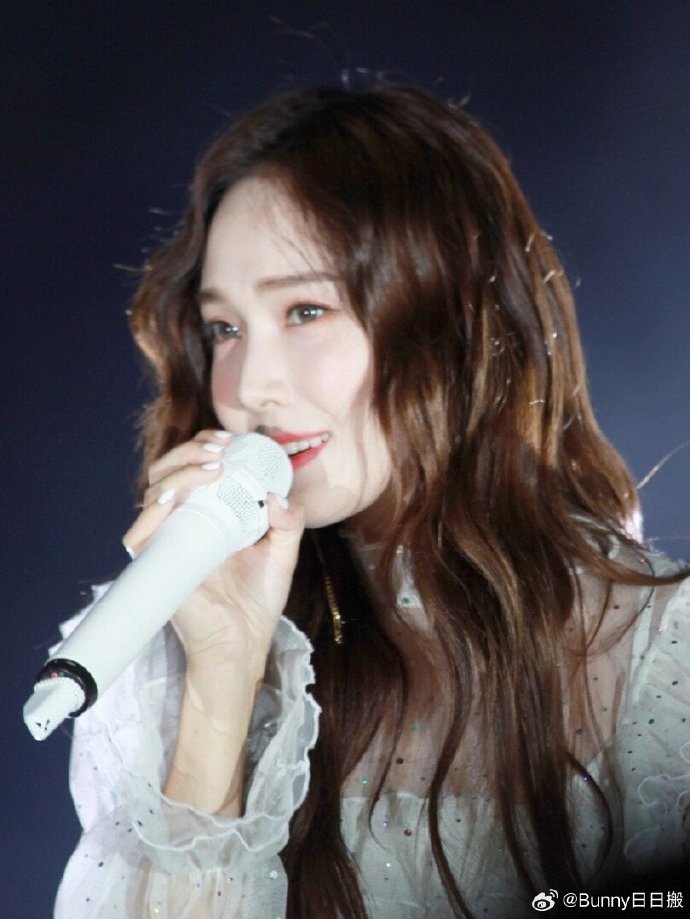 #郑秀妍露腰短上衣#