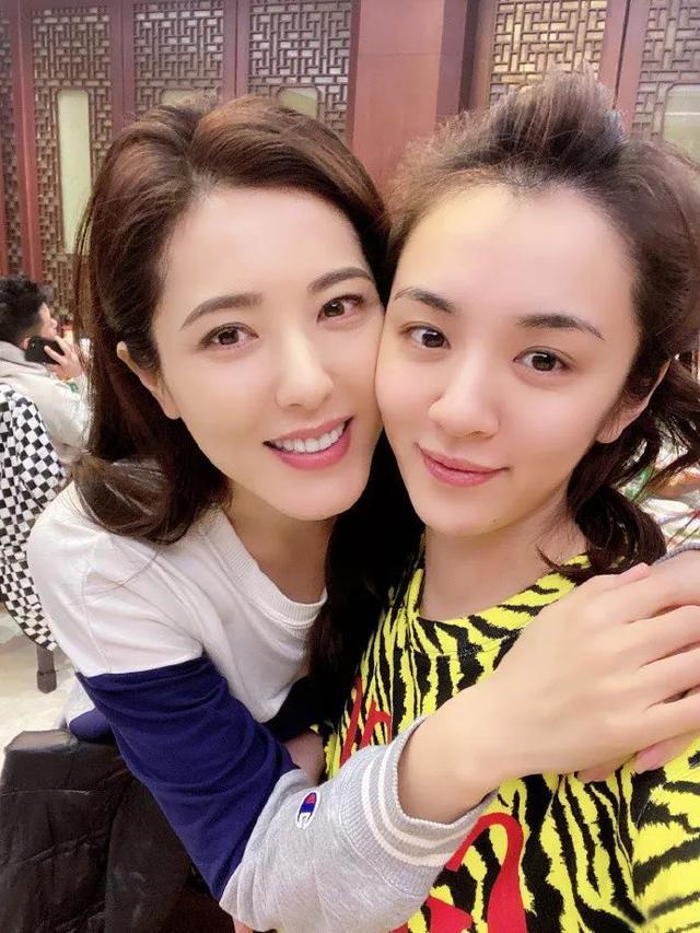 她不像同窗的章子怡,秦海璐那样因一部电影而名声大噪,她是慢慢被人们