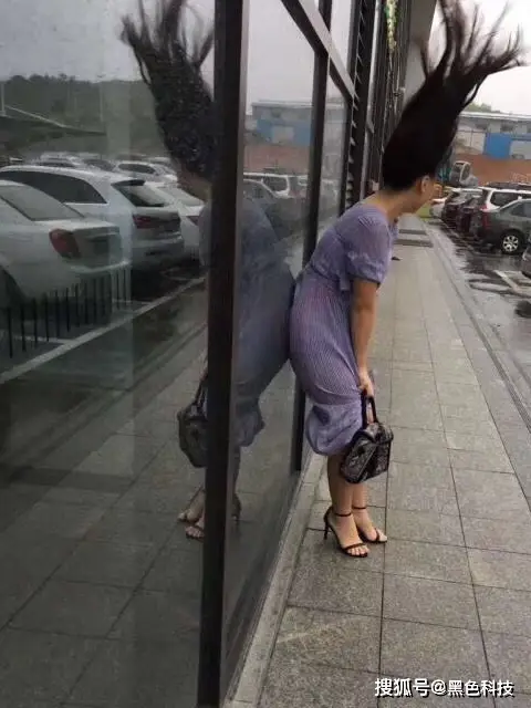 搞笑图片搞笑段子:看到这妹子,以后刮风天再也不能让老婆穿裙子_女人