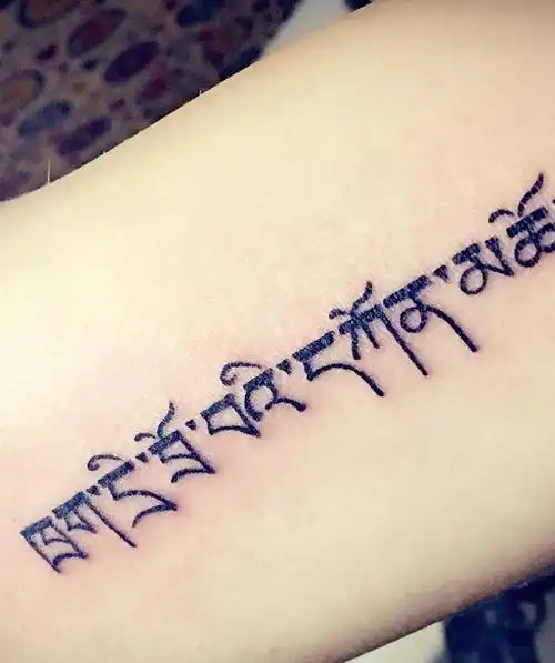 手臂梵文简单手臂个性梵文纹身简洁性感tag标签:手臂梵文简单大臂个性