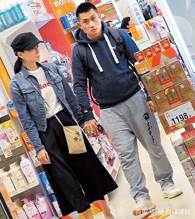 郭羡妮与老公十指紧扣逛商场男方负责采购拎包女方素颜示人