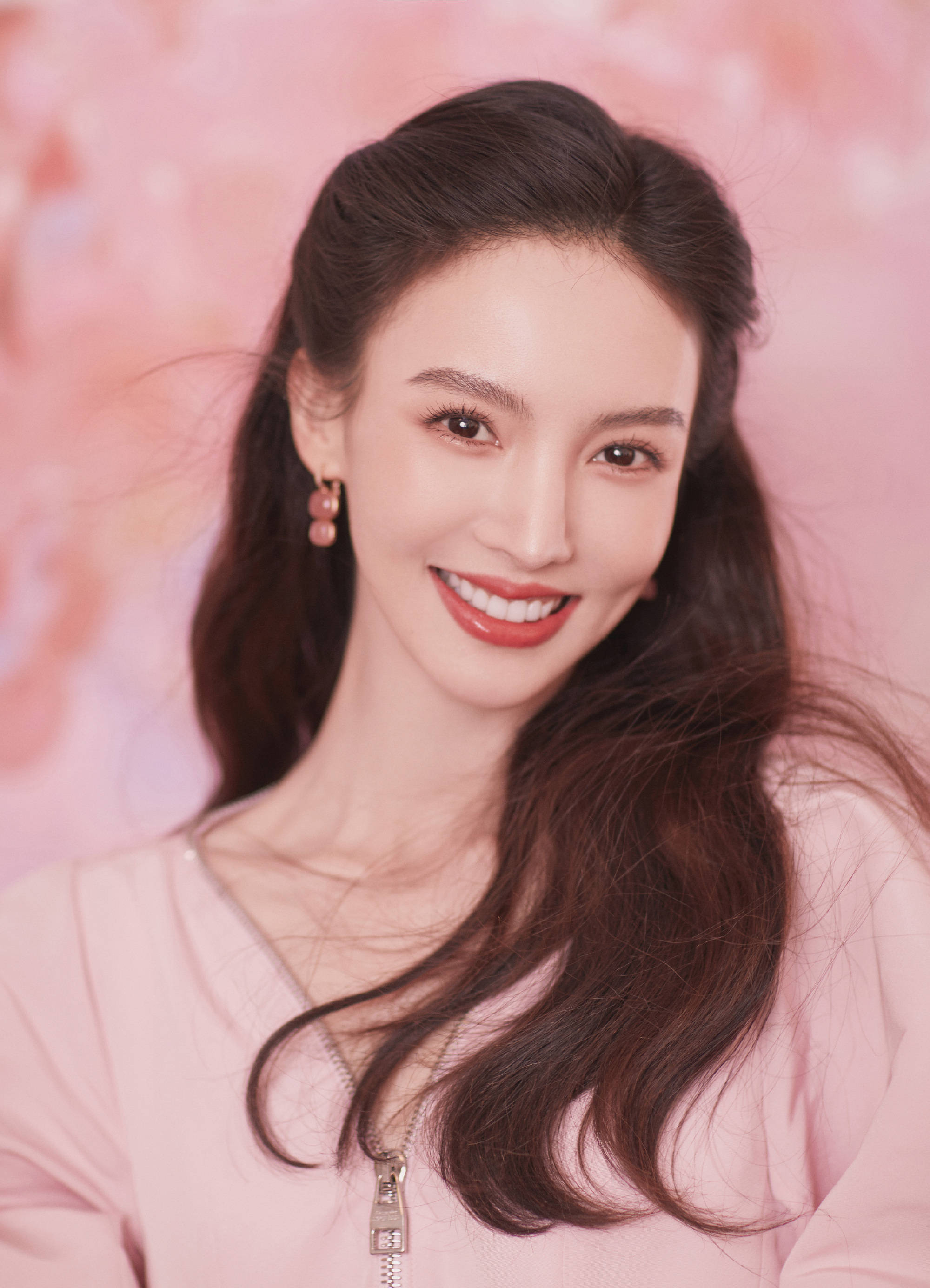 金晨穿粉色长裙宛若仙子甜美笑容气质绝佳