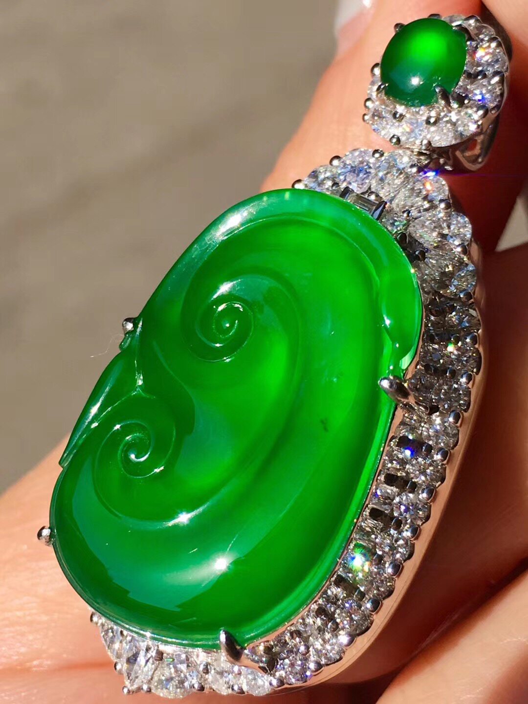 【高端奢华】18k金豪华镶嵌天然翡翠a货高品质高冰帝王绿如意吊坠